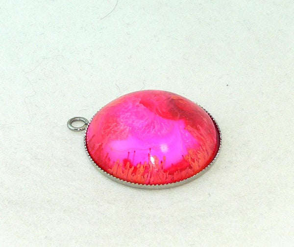 Vibrant Resin Petri Pendant: Feathered Boho Jewelry with Red & Pink Abstract Art Design
