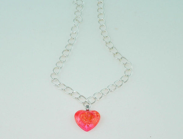 Vibrant Resin Heart Necklace: Feathered Boho Jewelry with Resin Petri Effect