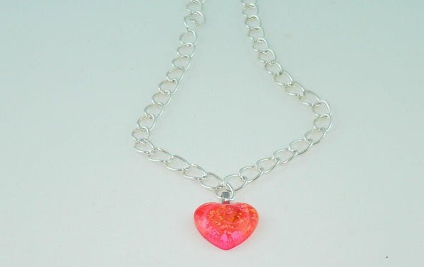 Vibrant Resin Heart Necklace: Feathered Boho Jewelry with Resin Petri Effect