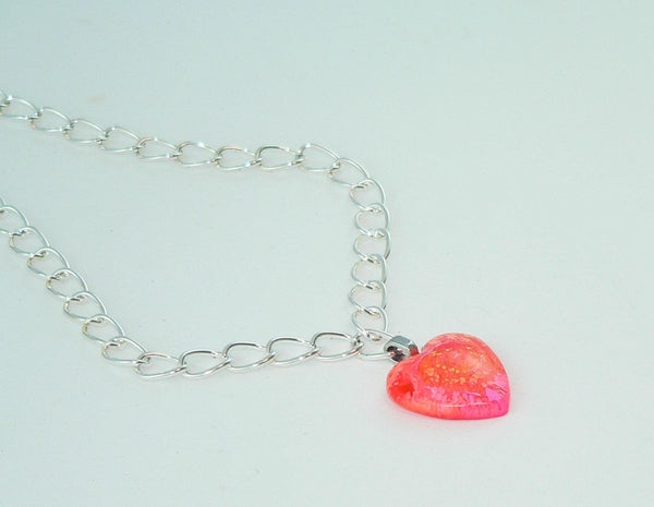 Vibrant Resin Heart Necklace: Feathered Boho Jewelry with Resin Petri Effect