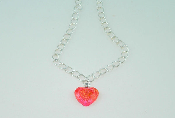 Vibrant Resin Heart Necklace: Feathered Boho Jewelry with Resin Petri Effect