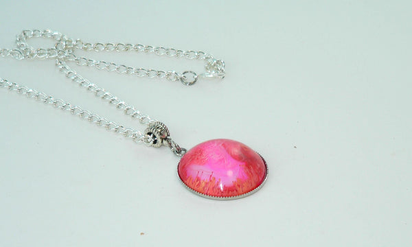 Vibrant Resin Petri Necklace: Feathered Boho Jewelry with Red & Pink Abstract Art Design