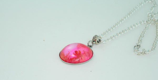 Vibrant Resin Petri Necklace: Feathered Boho Jewelry with Red & Pink Abstract Art Design