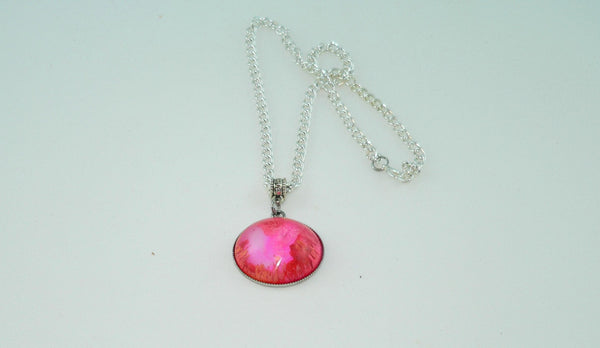 Vibrant Resin Petri Necklace: Feathered Boho Jewelry with Red & Pink Abstract Art Design