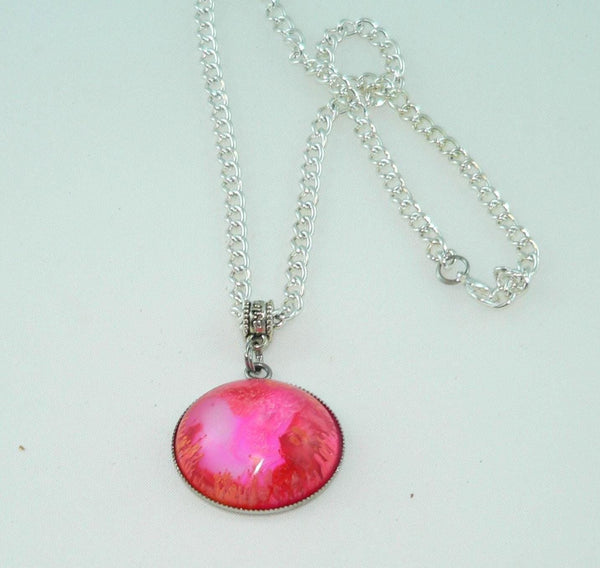 Vibrant Resin Petri Necklace: Feathered Boho Jewelry with Red & Pink Abstract Art Design