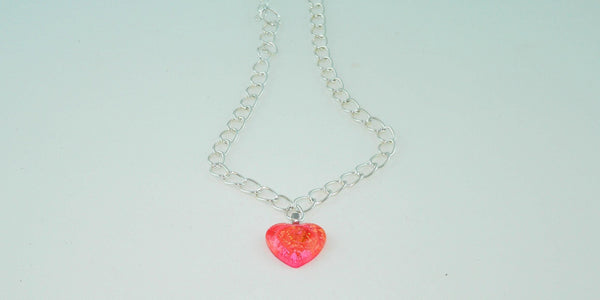 Vibrant Resin Heart Necklace: Feathered Boho Jewelry with Resin Petri Effect